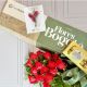 caja de rosas con follajes verdes tarjeta y caja de chocolates 