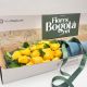 caja de rosas amarillas en caja larga deluxe decorada con follajes y tarjeta con mensaje personalizado 