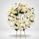 Corona fúnebre de flores blancas sobre atril – Flores Bogotá