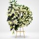 Corona fúnebre de flores sobre atril – Flores Bogotá