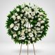 Corona fúnebre con crisantemos, margaritas y rosas sobre atril – Flores Bogotá