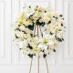 corona de condolencias con rosas lirios y flores blancas 