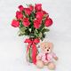 florero de rosas rojas con oso de peluche 