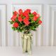 florero con rosas naranja o slamon