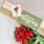 ramo de rosas en caja larga con tarjeta y lazo decorativo