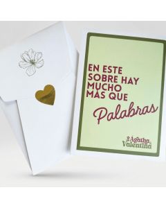 Tarjeta premium verde con sobre blanco y sello dorado – Flores Bogotá